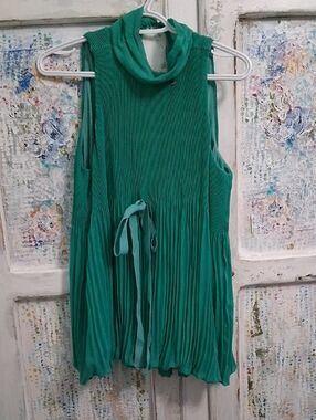 Women’s Sleeveless Pleated Tie-Front Top - Green